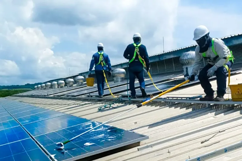Empresa de limpieza de paneles solares HSE Colombia trabajando en un parque solar