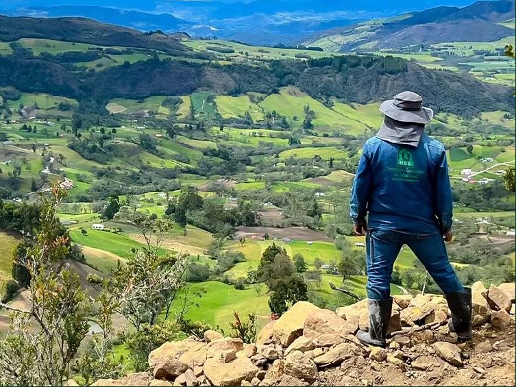 Paisaje de montaña con cuenca hidrográfica protegida