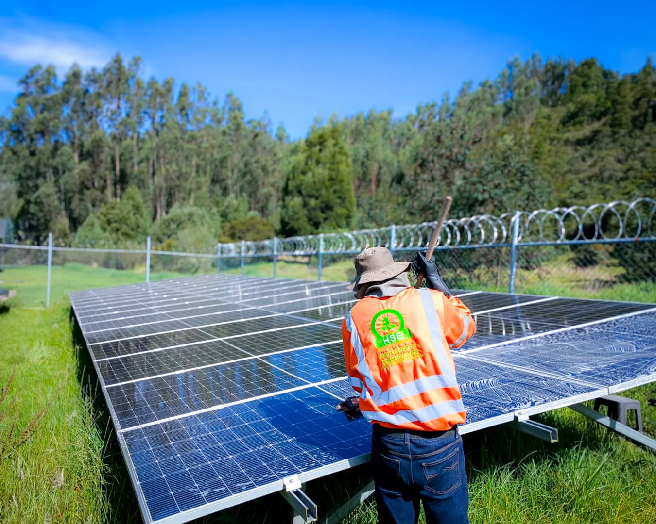 Mantenimiento y limpieza de paneles solares en sistema industrial en piso por HSE Colombia